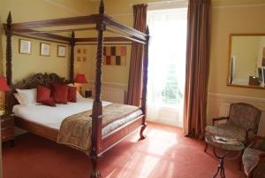 four poster room manor hotel